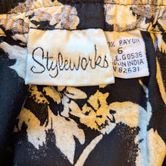 Vintage Styleworks 100% Rayon Black and White Floral Skirt - Picture 4 of 4